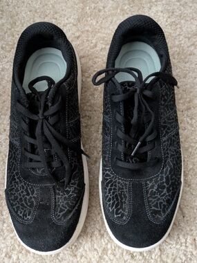 OrthoFeet Women's Black Lace-Up Comfort Sneakers